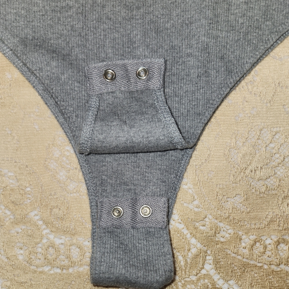 Universal Thread Grey Ribbed V-Neck Top - Picture 7 of 7